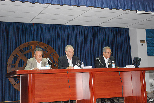 De izda. a dcha. Concejal de Medio Ambiente, alcalde de Abarán y Director regional Agenda21 Local