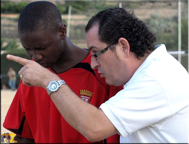 González dando instrucciones a Cisee. La imagen corresponde al partido Abarán - Beniel. 