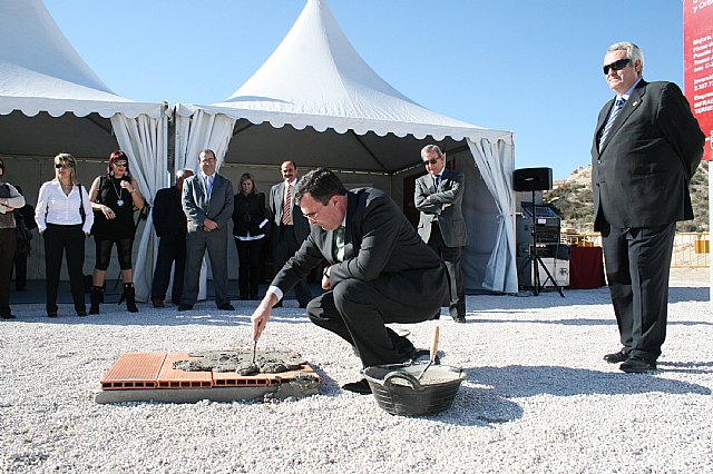  consejero José Ballesta pone la primera piedra de las obras de la carretera de acceso a Mahoya y del nuevo puente sobre el Río Chícamo