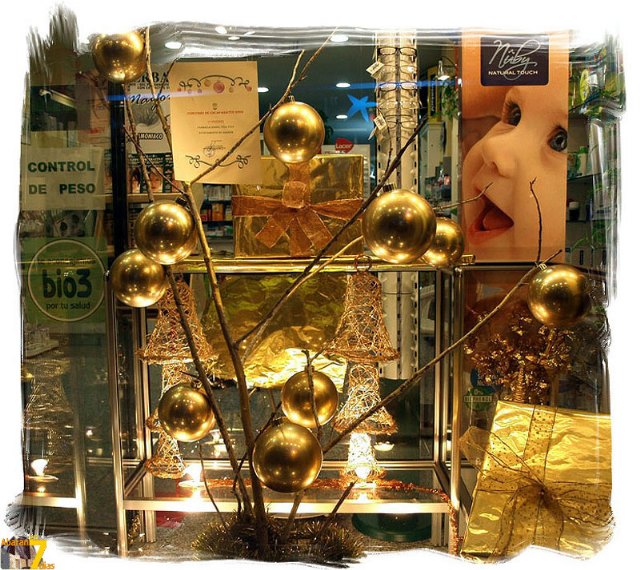 Primer Premio. Una propuesta que presenta un diseño muy luminoso, donde se recoge la fiesta de la Navidad en todo su esplendor. 