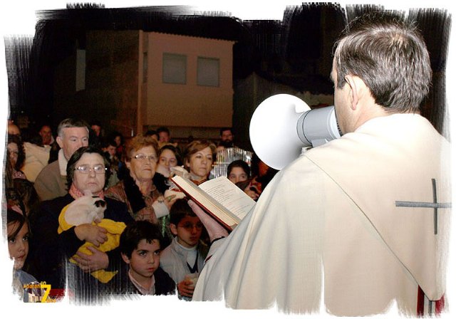 El párroco de San Pablo fue el ancargado de impartir la bendición a los animales