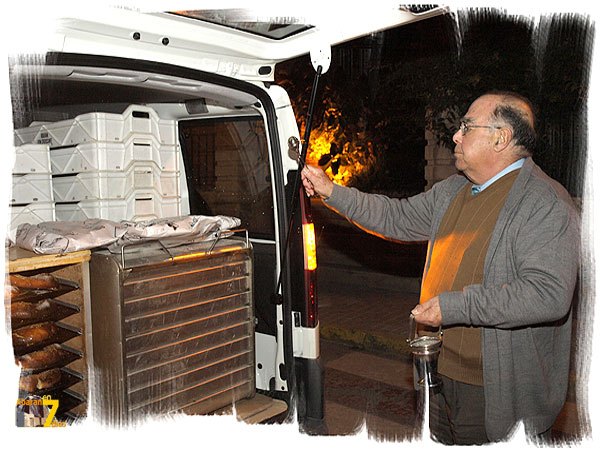  D. Francisco, párroco de San Juan Bautista, bendiciendo estas tradicionales roscas de San Blas.