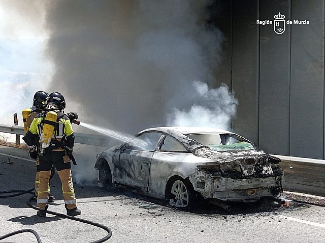 Extinguen el incendio de un vehículo en Abarán