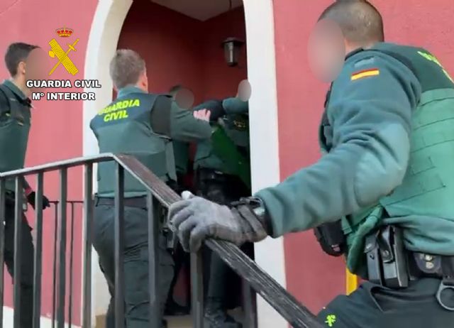 La Guardia Civil desmantela un invernadero indoor de marihuana en Abarán