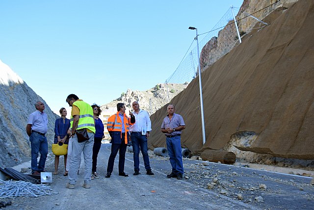 Instalan mallas para proteger los taludes de la carretera regional que une Abarán con Blanca