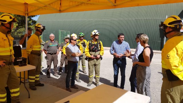 El consejero de Medio Ambiente visita las brigadas forestales de la Sierra de la Pila