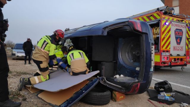 Rescatada y trasladada al hospital una mujer herida al salir de la carretera y volcar el coche en el que viajaba, en Abarán