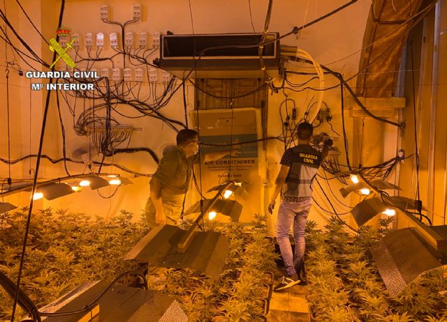 La Guardia Civil desmantela en Abarán una plantación indoor y detiene a sus dos responsables