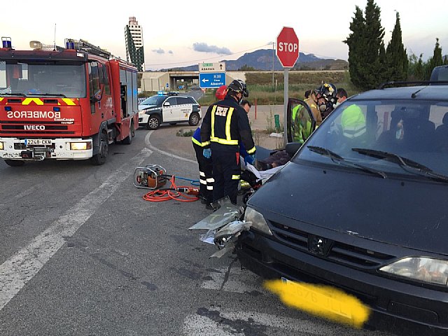 Rescatan y trasladan al hospital a cinco ocupantes de dos turismo accidentados en Abarán