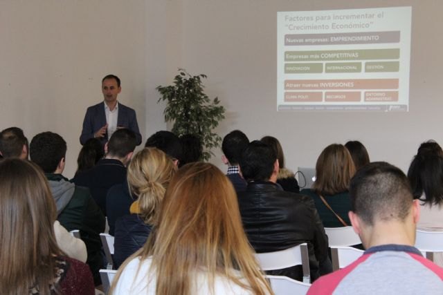El Info impulsa el espíritu emprendedor entre medio centenar de estudiantes de Formación Profesional de Abarán