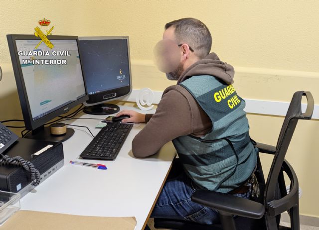La Guardia Civil detiene en Abarán al vecino de un octogenario por suplantarlo para comprar dos Smartphone