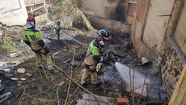 Bomberos del CEIS extinguen un incendio en un solar vallado en Abarán
