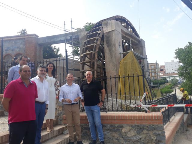 La consejera de Turismo y Cultura en funciones visita las obras de restauración de la Noria Grande de Abarán