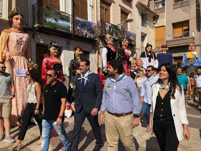 López Miras asiste al XIX Encuentro de Gigantes y Cabezudos ´Villa de Abarán´
