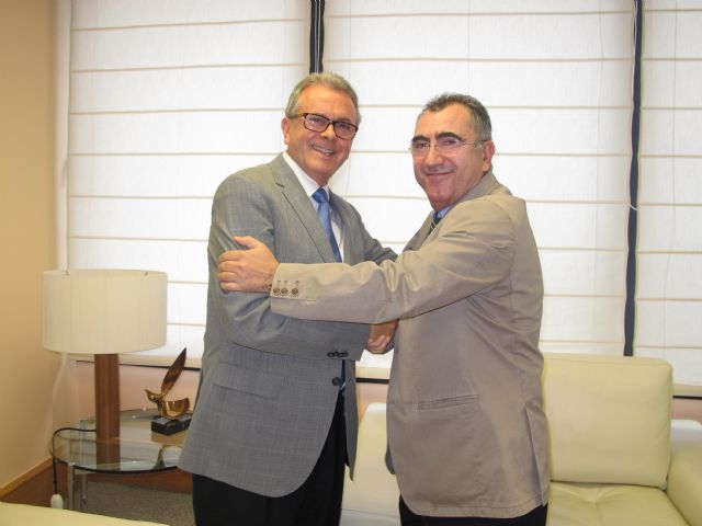El consejero Manuel Campos recibe al alcalde de Abarán