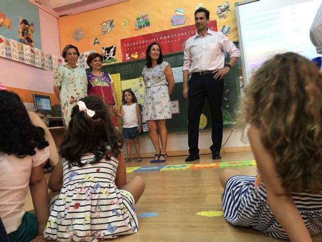 Martínez-Cachá visita el colegio Virgen del Oro de Abarán, premio al proyecto más innovador de Infantil y Primaria